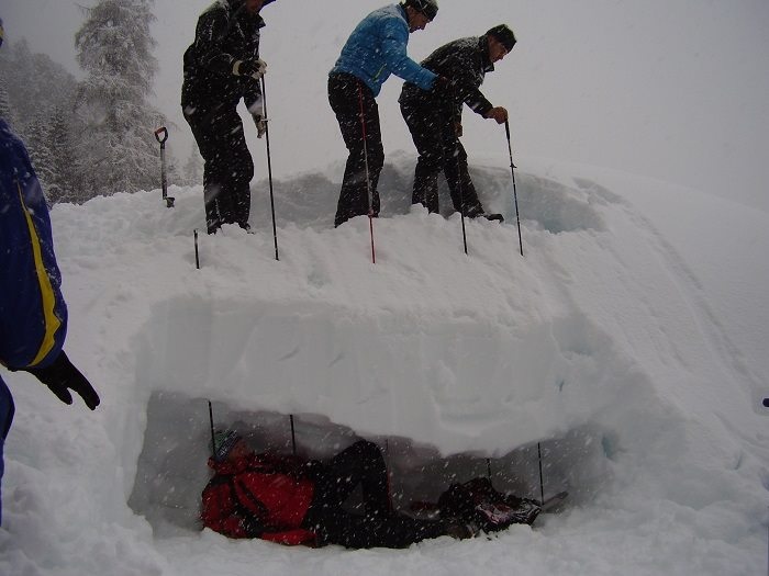 LVS Suche beim Skitouren-Grundkurs von Bergführer Wolfgang Peer, Wipptal-Alpin